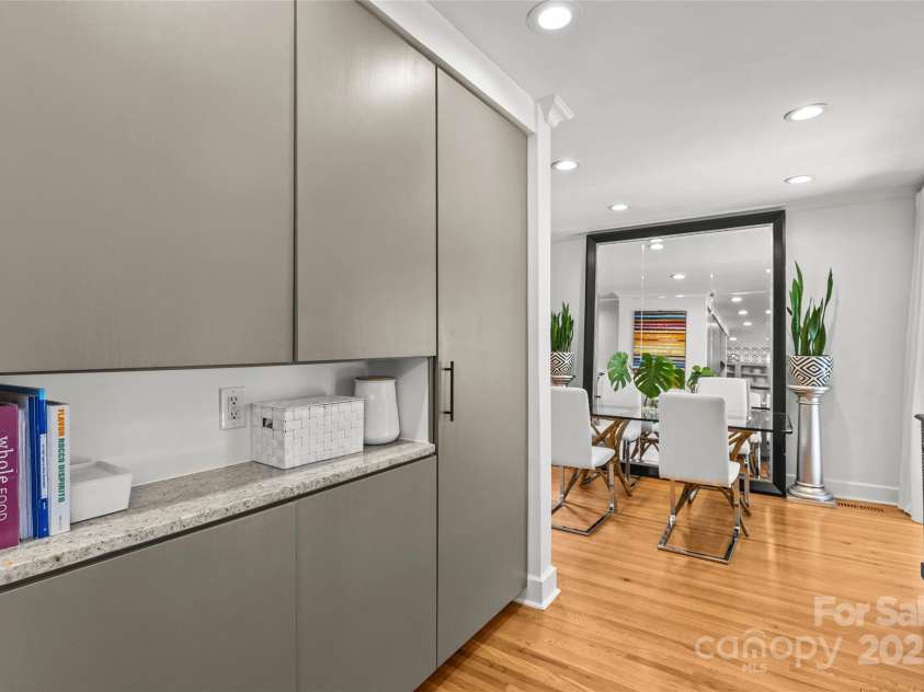 2424 Cumberland Avenue, Charlotte, NC 28203.  MLS# CAR4265366, YatesRealty ID 21267. 