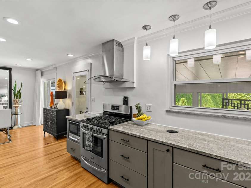 2424 Cumberland Avenue, Charlotte, NC 28203.  MLS# CAR4265366, YatesRealty ID 21267. 