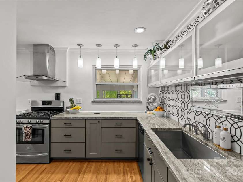 2424 Cumberland Avenue, Charlotte, NC 28203.  MLS# CAR4265366, YatesRealty ID 21267. 