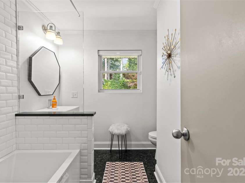 2424 Cumberland Avenue, Charlotte, NC 28203.  MLS# CAR4265366, YatesRealty ID 21267. 