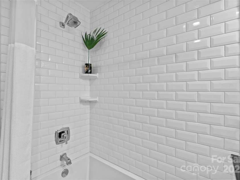 2424 Cumberland Avenue, Charlotte, NC 28203.  MLS# CAR4265366, YatesRealty ID 21267. 