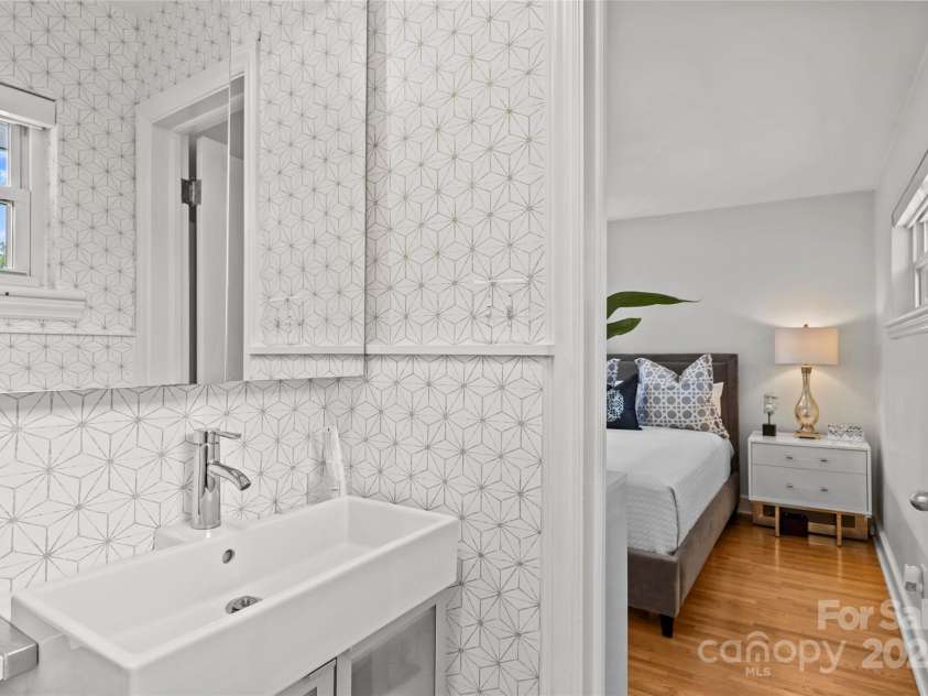 2424 Cumberland Avenue, Charlotte, NC 28203.  MLS# CAR4265366, YatesRealty ID 21267. 