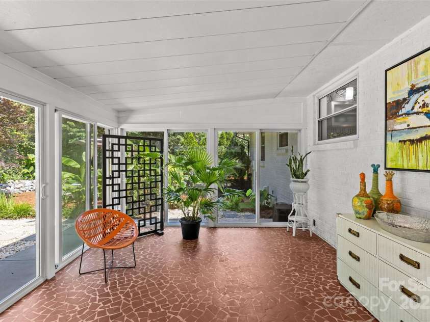 2424 Cumberland Avenue, Charlotte, NC 28203.  MLS# CAR4265366, YatesRealty ID 21267. 