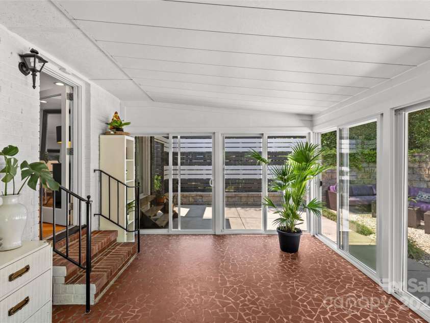 2424 Cumberland Avenue, Charlotte, NC 28203.  MLS# CAR4265366, YatesRealty ID 21267. 