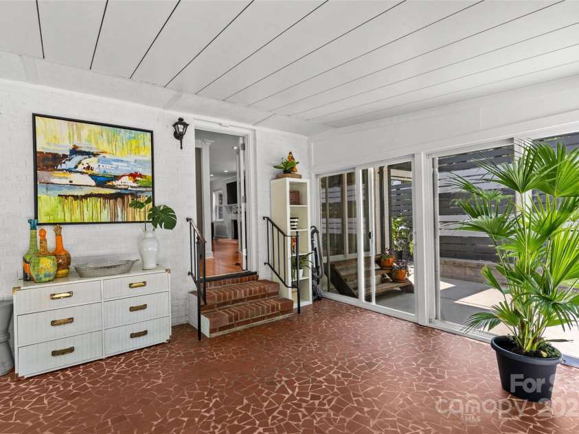 2424 Cumberland Avenue, Charlotte, NC 28203.  MLS# CAR4265366, YatesRealty ID 21267. 