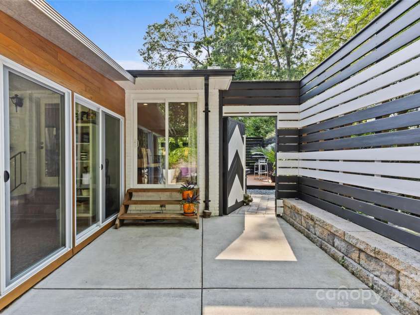 2424 Cumberland Avenue, Charlotte, NC 28203.  MLS# CAR4265366, YatesRealty ID 21267. 