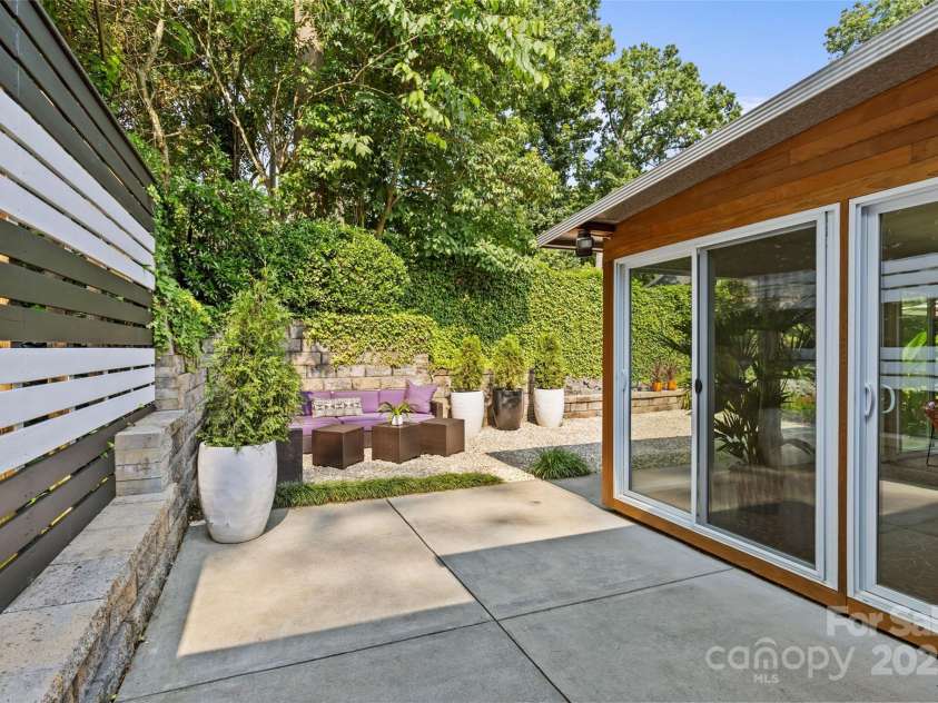 2424 Cumberland Avenue, Charlotte, NC 28203.  MLS# CAR4265366, YatesRealty ID 21267. 