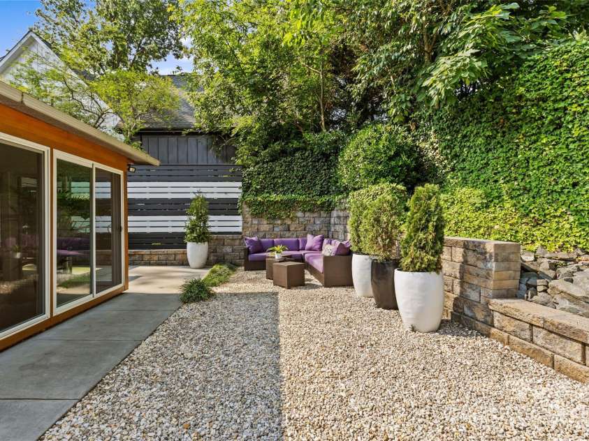 2424 Cumberland Avenue, Charlotte, NC 28203.  MLS# CAR4265366, YatesRealty ID 21267. 