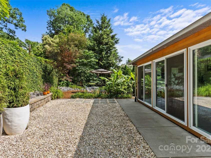 2424 Cumberland Avenue, Charlotte, NC 28203.  MLS# CAR4265366, YatesRealty ID 21267. 