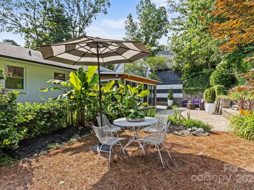 2424 Cumberland Avenue, Charlotte, NC 28203.  MLS# CAR4265366, YatesRealty ID 21267. 