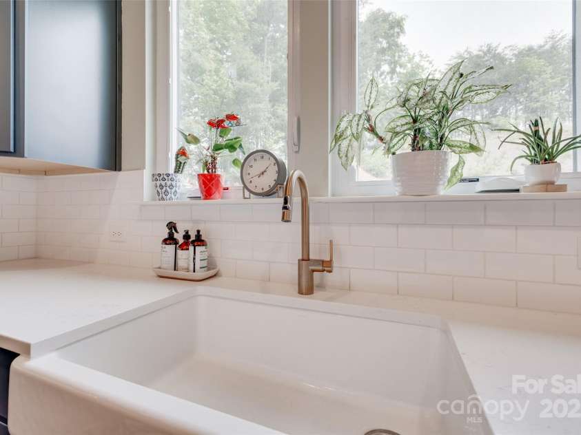 15298 Windward Lane, Lancaster, SC 29720.  MLS# CAR4214358, YatesRealty ID 21268. Farmhouse sink