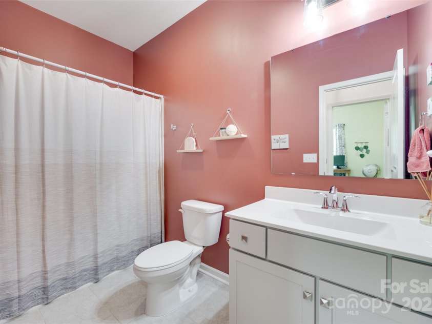 15298 Windward Lane, Lancaster, SC 29720.  MLS# CAR4214358, YatesRealty ID 21268. Main Floor Secondary Bathroom