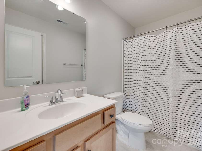 15298 Windward Lane, Lancaster, SC 29720.  MLS# CAR4214358, YatesRealty ID 21268. Upstairs Bathroom