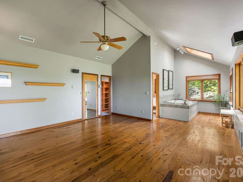24 Smokey Road, Asheville, NC 28803.  MLS# CAR4371941, YatesRealty ID 21269. Primary Bedroom with soaking tub