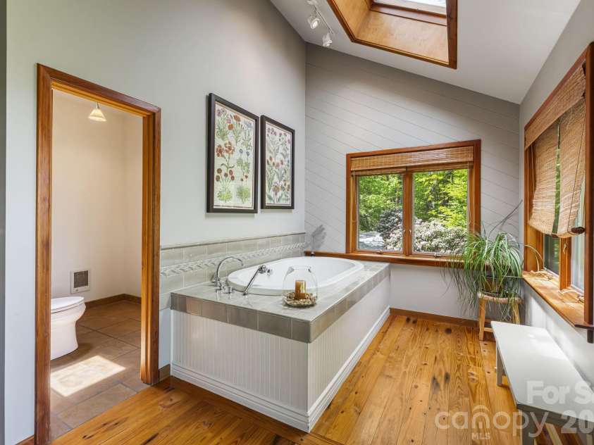 24 Smokey Road, Asheville, NC 28803.  MLS# CAR4371941, YatesRealty ID 21269. Primary Bedroom with soaking tub