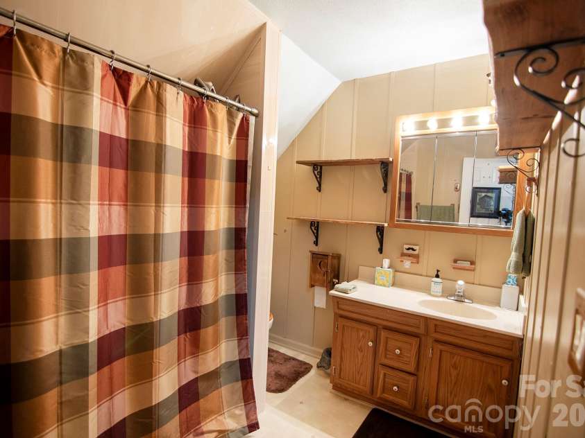 132 Serenity Circle, Hendersonville, NC 28792.  MLS# CAR4378442, YatesRealty ID 21270. Upstairs Full bathroom