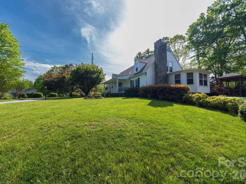 132 Serenity Circle, Hendersonville, NC 28792.  MLS# CAR4378442, YatesRealty ID 21270. WELL MANICURED LEVELED FRONT YARD