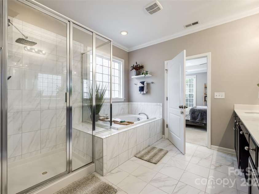 129 Hawks Creek Parkway, Fort Mill, SC 29708.  MLS# CAR4268135, YatesRealty ID 21272. Primary bathroom
