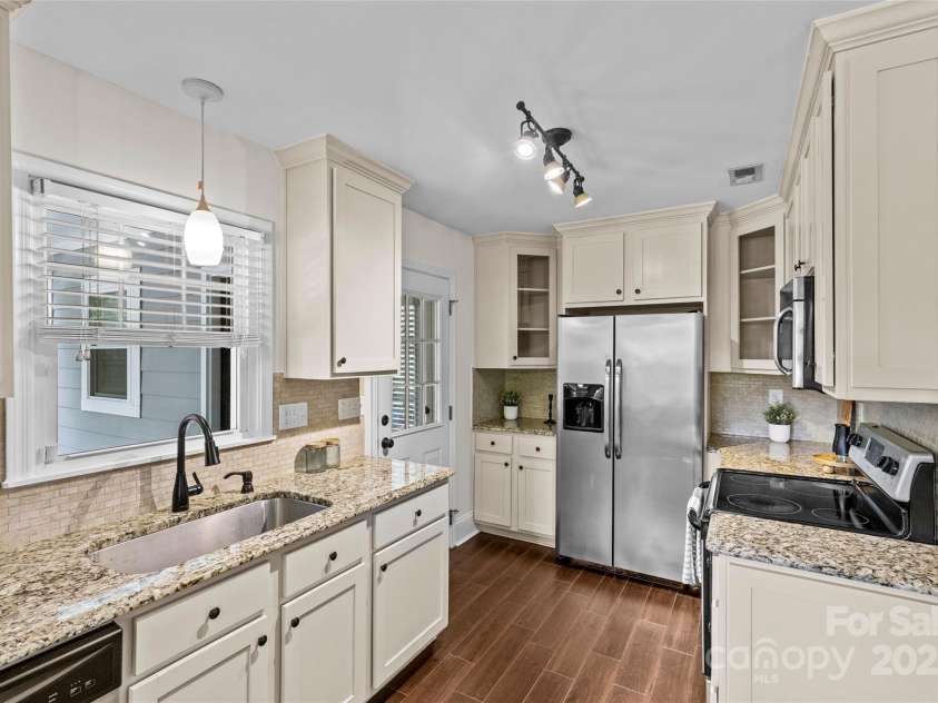 2813 Hilliard Drive, Charlotte, NC 28205.  MLS# CAR4266420, YatesRealty ID 21273. 