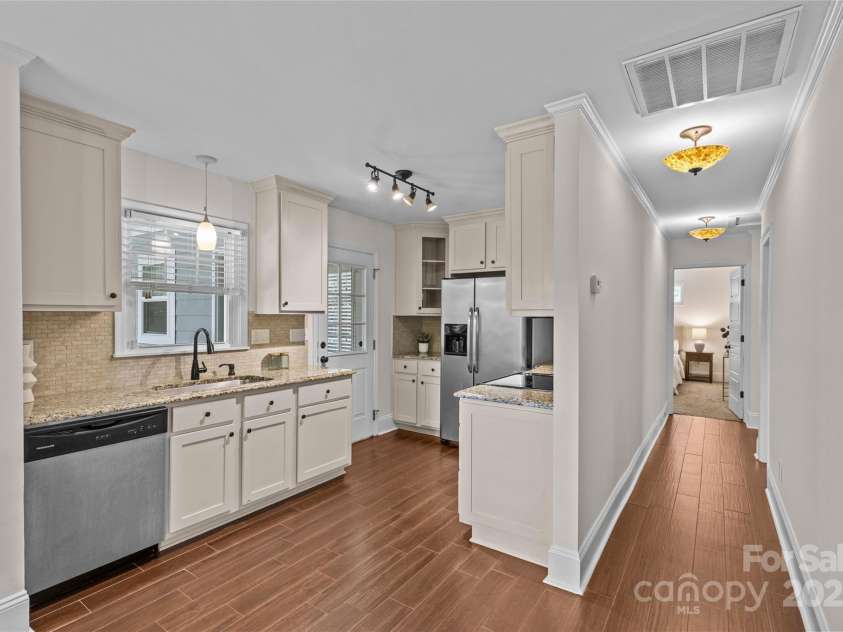 2813 Hilliard Drive, Charlotte, NC 28205.  MLS# CAR4266420, YatesRealty ID 21273. 