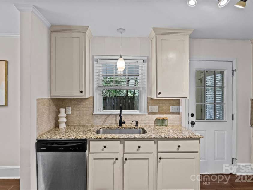 2813 Hilliard Drive, Charlotte, NC 28205.  MLS# CAR4266420, YatesRealty ID 21273. 