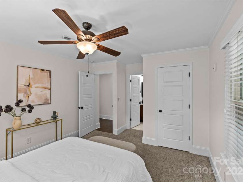 2813 Hilliard Drive, Charlotte, NC 28205.  MLS# CAR4266420, YatesRealty ID 21273. 