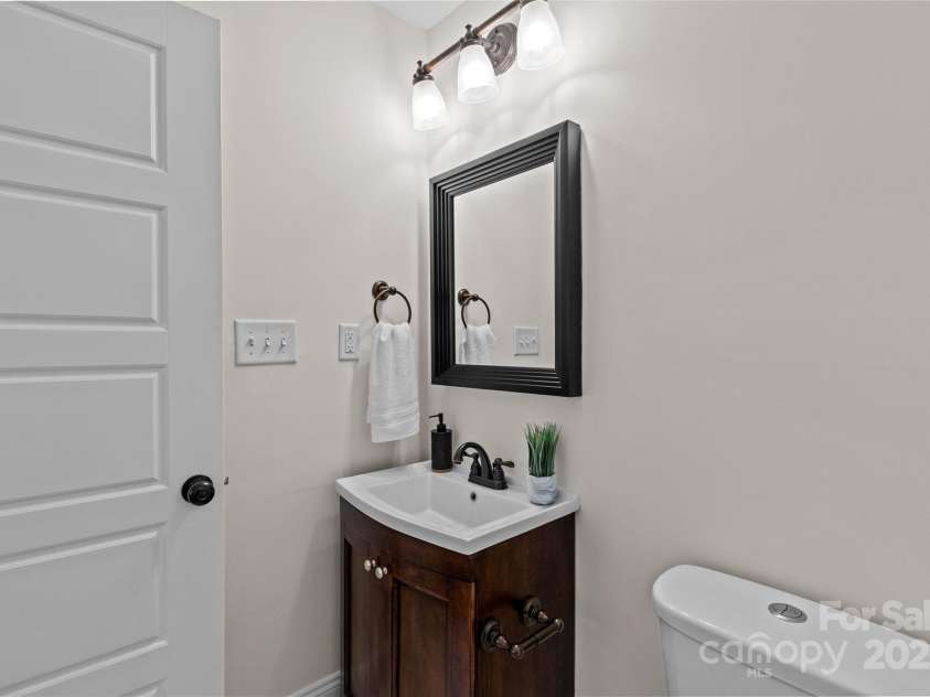 2813 Hilliard Drive, Charlotte, NC 28205.  MLS# CAR4266420, YatesRealty ID 21273. 