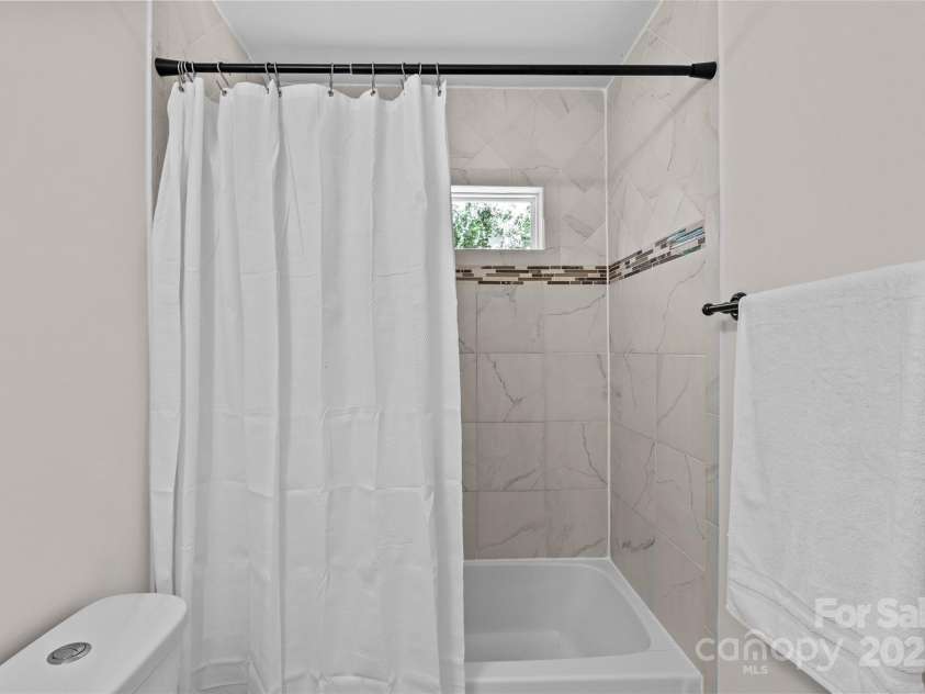 2813 Hilliard Drive, Charlotte, NC 28205.  MLS# CAR4266420, YatesRealty ID 21273. 