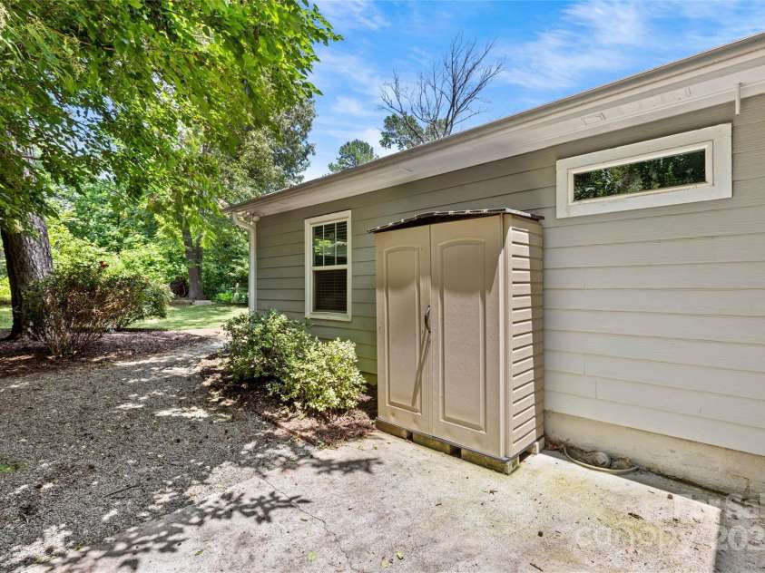 2813 Hilliard Drive, Charlotte, NC 28205.  MLS# CAR4266420, YatesRealty ID 21273. 