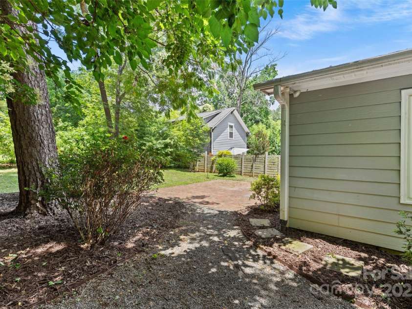 2813 Hilliard Drive, Charlotte, NC 28205.  MLS# CAR4266420, YatesRealty ID 21273. 