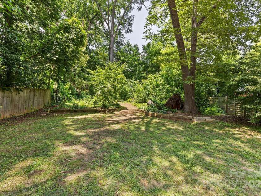 2813 Hilliard Drive, Charlotte, NC 28205.  MLS# CAR4266420, YatesRealty ID 21273. 