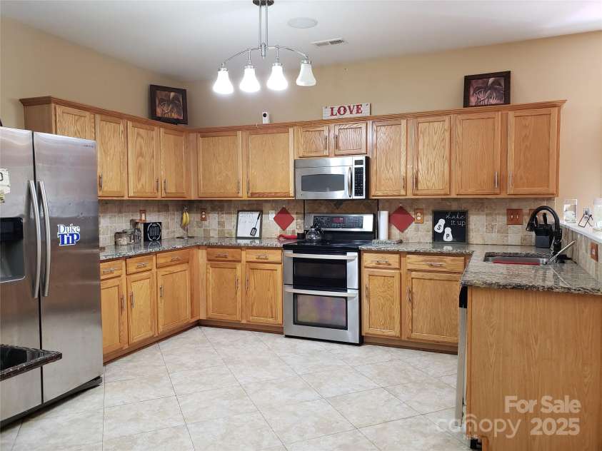 2206 Golden Larch Lane, Waxhaw, NC 28173.  MLS# CAR4244532, YatesRealty ID 21276. 