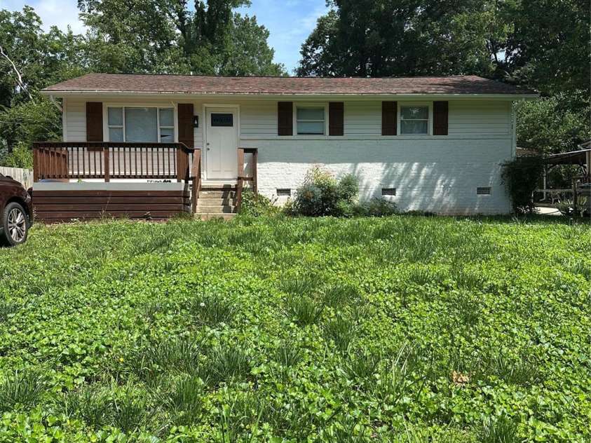 5200 Queen Anne Road, Charlotte, NC 28217.  MLS# CAR4271142, YatesRealty ID 21277. 