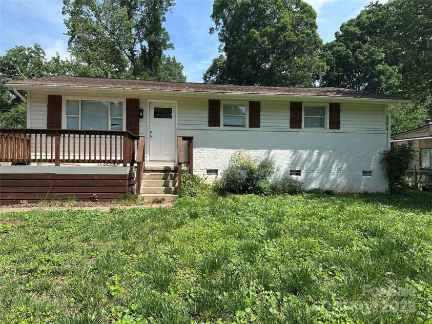 5200 Queen Anne Road, Charlotte, NC 28217.  MLS# CAR4271142, YatesRealty ID 21277. 