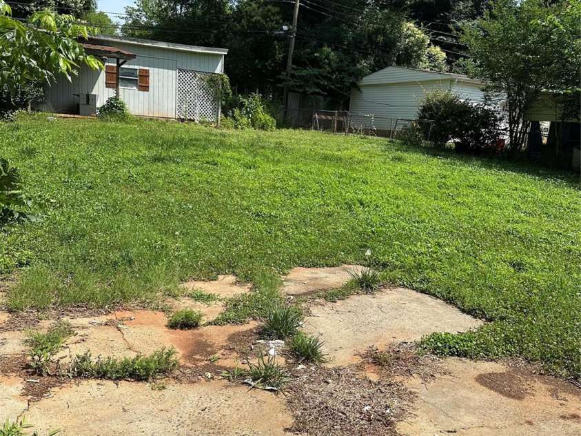 5200 Queen Anne Road, Charlotte, NC 28217.  MLS# CAR4271142, YatesRealty ID 21277. 