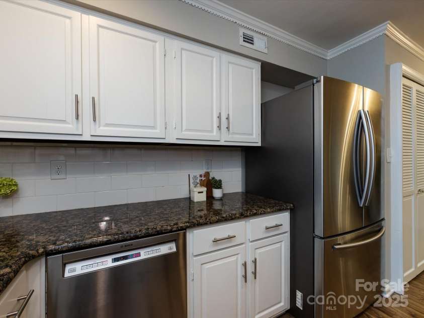 1708 Roxborough Road, Charlotte, NC 28211.  MLS# CAR4271759, YatesRealty ID 21279. 