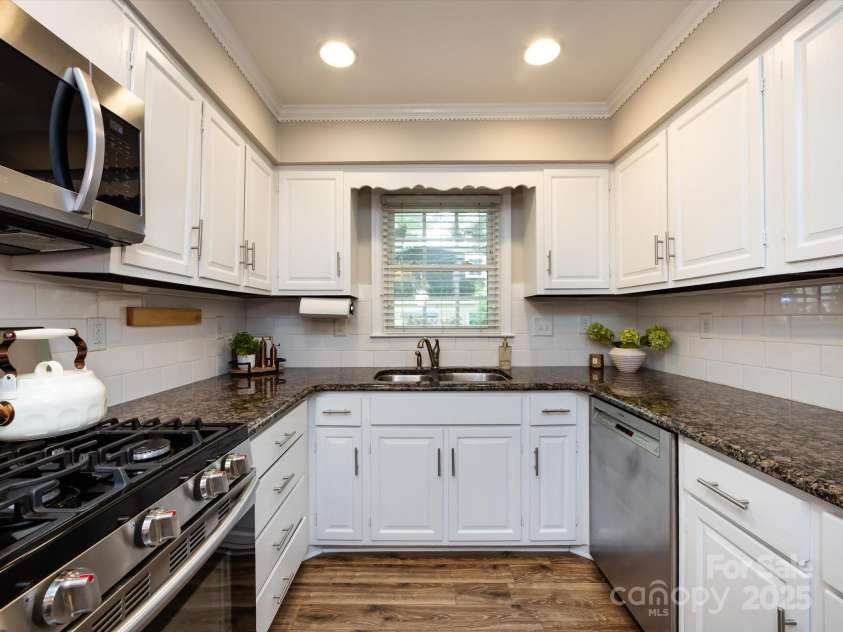 1708 Roxborough Road, Charlotte, NC 28211.  MLS# CAR4271759, YatesRealty ID 21279. Great counter space