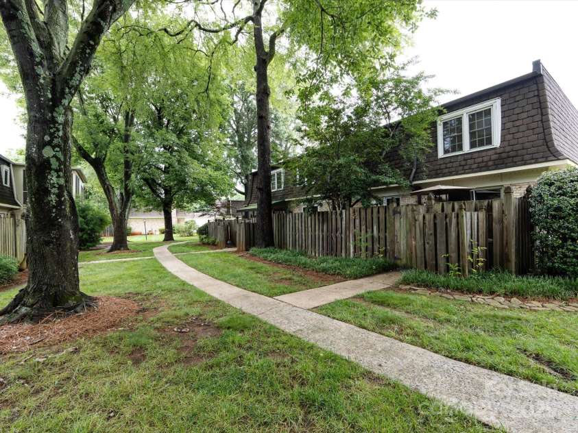 1708 Roxborough Road, Charlotte, NC 28211.  MLS# CAR4271759, YatesRealty ID 21279. Sidewalked courtyard area between condos.