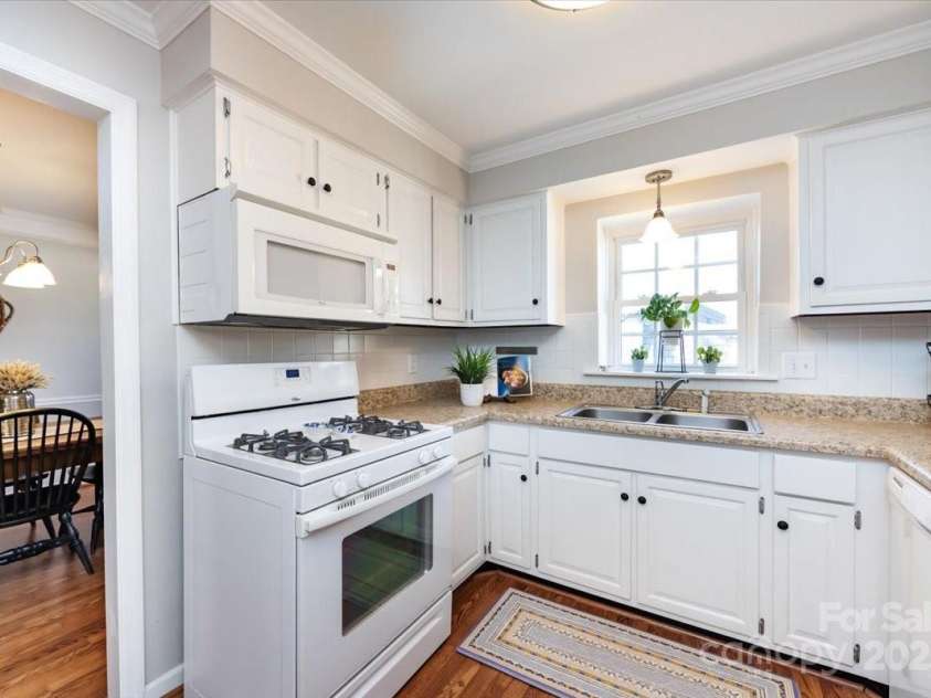 1708 Roxborough Road, Charlotte, NC 28211.  MLS# CAR4324913, YatesRealty ID 21279. 