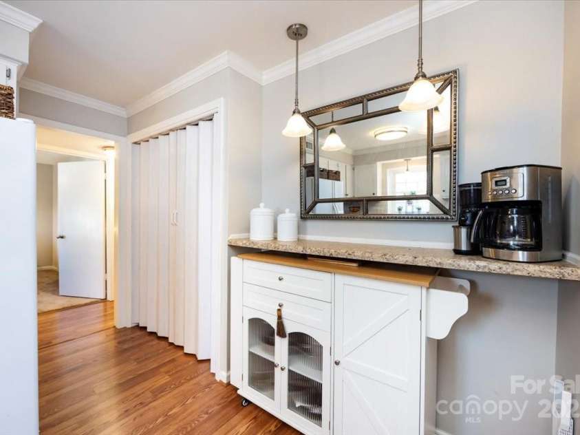 1708 Roxborough Road, Charlotte, NC 28211.  MLS# CAR4324913, YatesRealty ID 21279. 