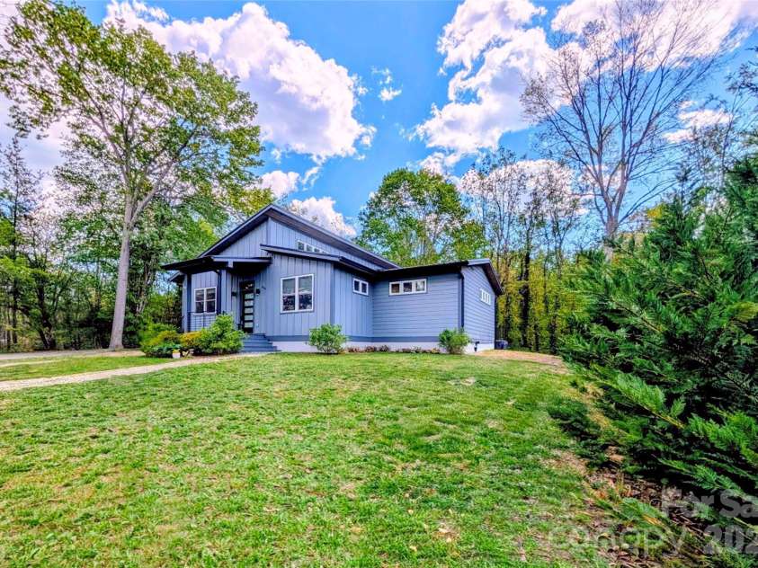 206 Flathouse Drive, Asheville, NC 28804.  MLS# CAR4374372, YatesRealty ID 21282. 