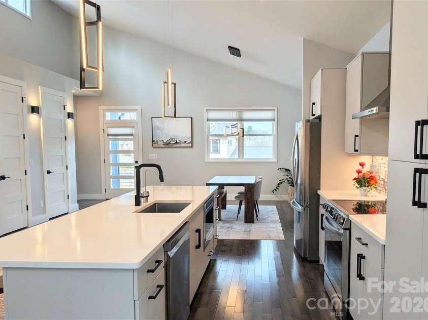 206 Flathouse Drive, Asheville, NC 28804.  MLS# CAR4374372, YatesRealty ID 21282. 