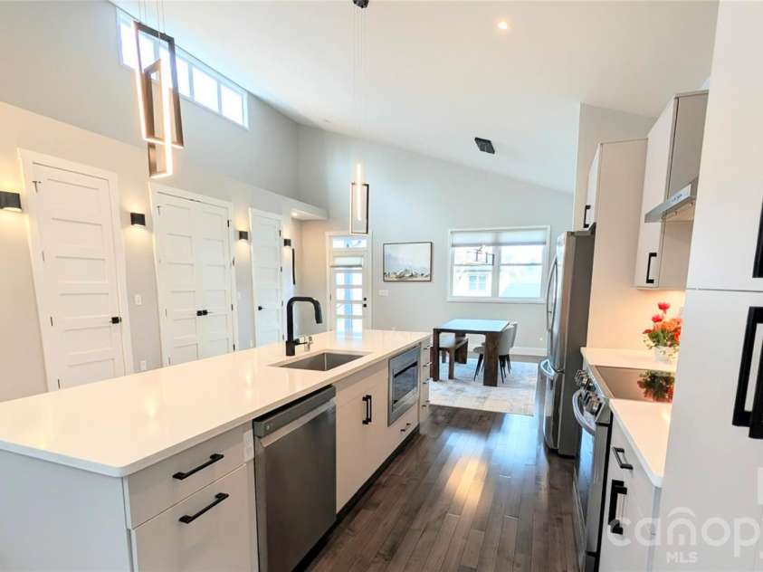 206 Flathouse Drive, Asheville, NC 28804.  MLS# CAR4374372, YatesRealty ID 21282. 