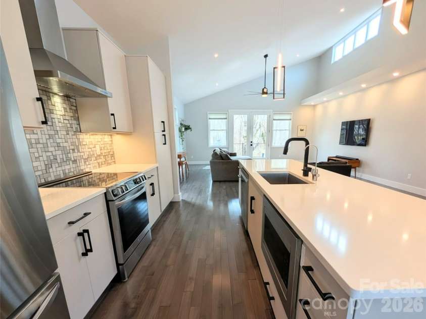 206 Flathouse Drive, Asheville, NC 28804.  MLS# CAR4374372, YatesRealty ID 21282. 