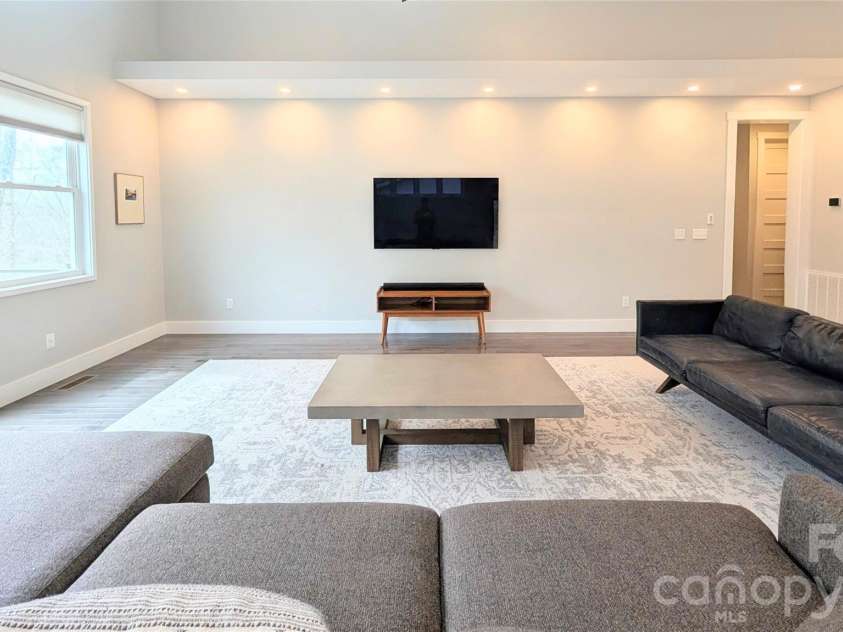 206 Flathouse Drive, Asheville, NC 28804.  MLS# CAR4374372, YatesRealty ID 21282. 