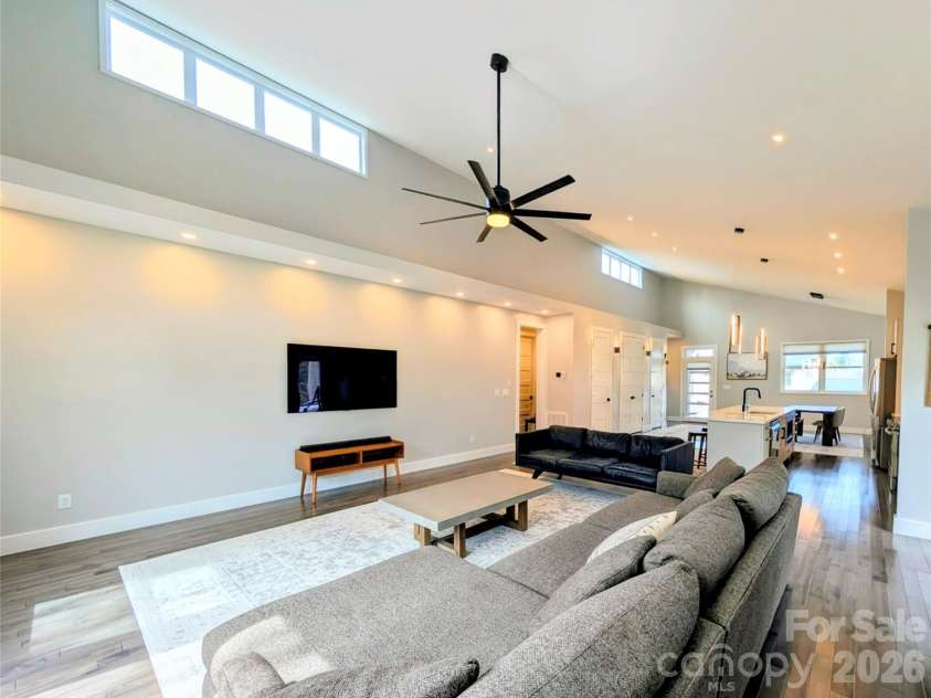 206 Flathouse Drive, Asheville, NC 28804.  MLS# CAR4374372, YatesRealty ID 21282. 