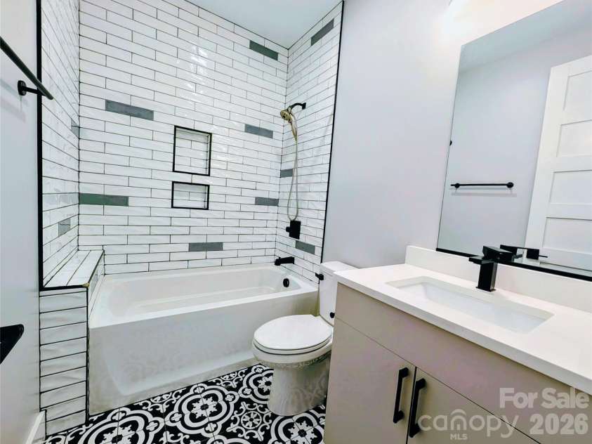 206 Flathouse Drive, Asheville, NC 28804.  MLS# CAR4374372, YatesRealty ID 21282. 