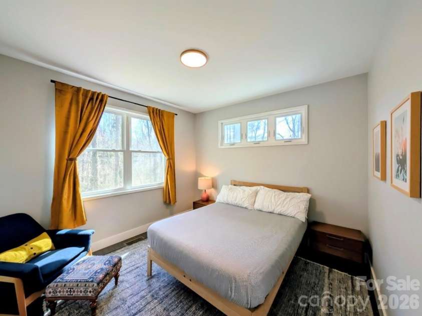206 Flathouse Drive, Asheville, NC 28804.  MLS# CAR4374372, YatesRealty ID 21282. 