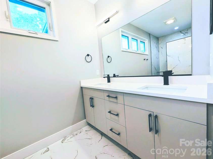 206 Flathouse Drive, Asheville, NC 28804.  MLS# CAR4374372, YatesRealty ID 21282. 