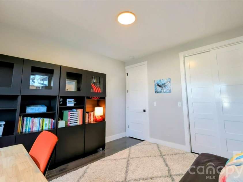 206 Flathouse Drive, Asheville, NC 28804.  MLS# CAR4374372, YatesRealty ID 21282. 